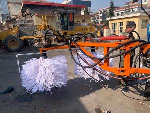 2020年11月11日山西省晉中市昔陽縣公路管理段與河南都市機(jī)械設(shè)備有限公司合作，在宋段長王隊長凌師傅的精心安排指導(dǎo)下與喬主任祝師傅的積極努力，成功研制出了加寬雙護(hù)欄板600mm護(hù)欄清洗機(jī)